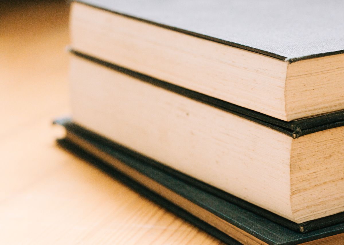 Livros de capa dura empilhados